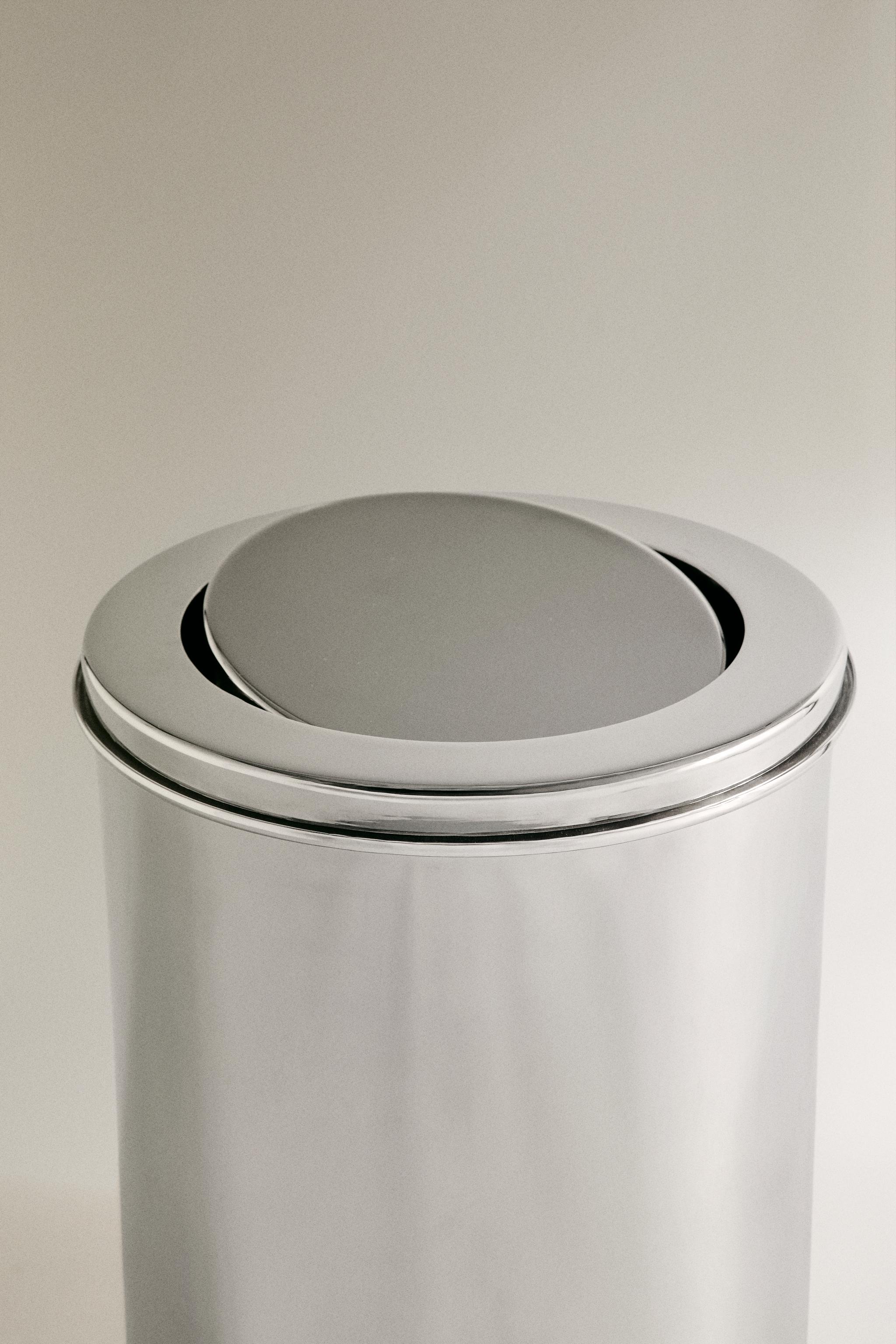 METAL BATHROOM BIN WITH LID — Silver
