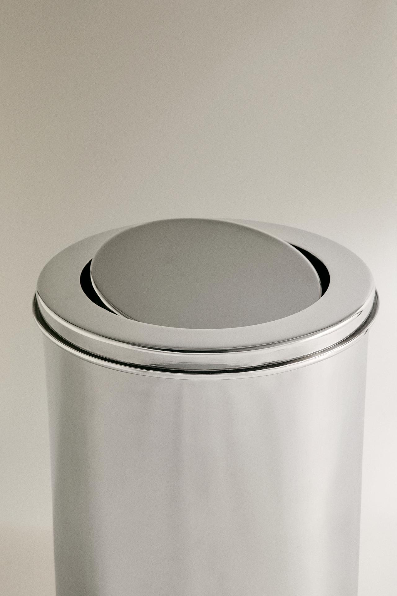 METAL BATHROOM BIN WITH LID — Silver