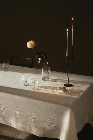 LINEN CHRISTMAS TABLECLOTH WITH FLORAL EMBROIDERY - خَام الخاص بـ Zara