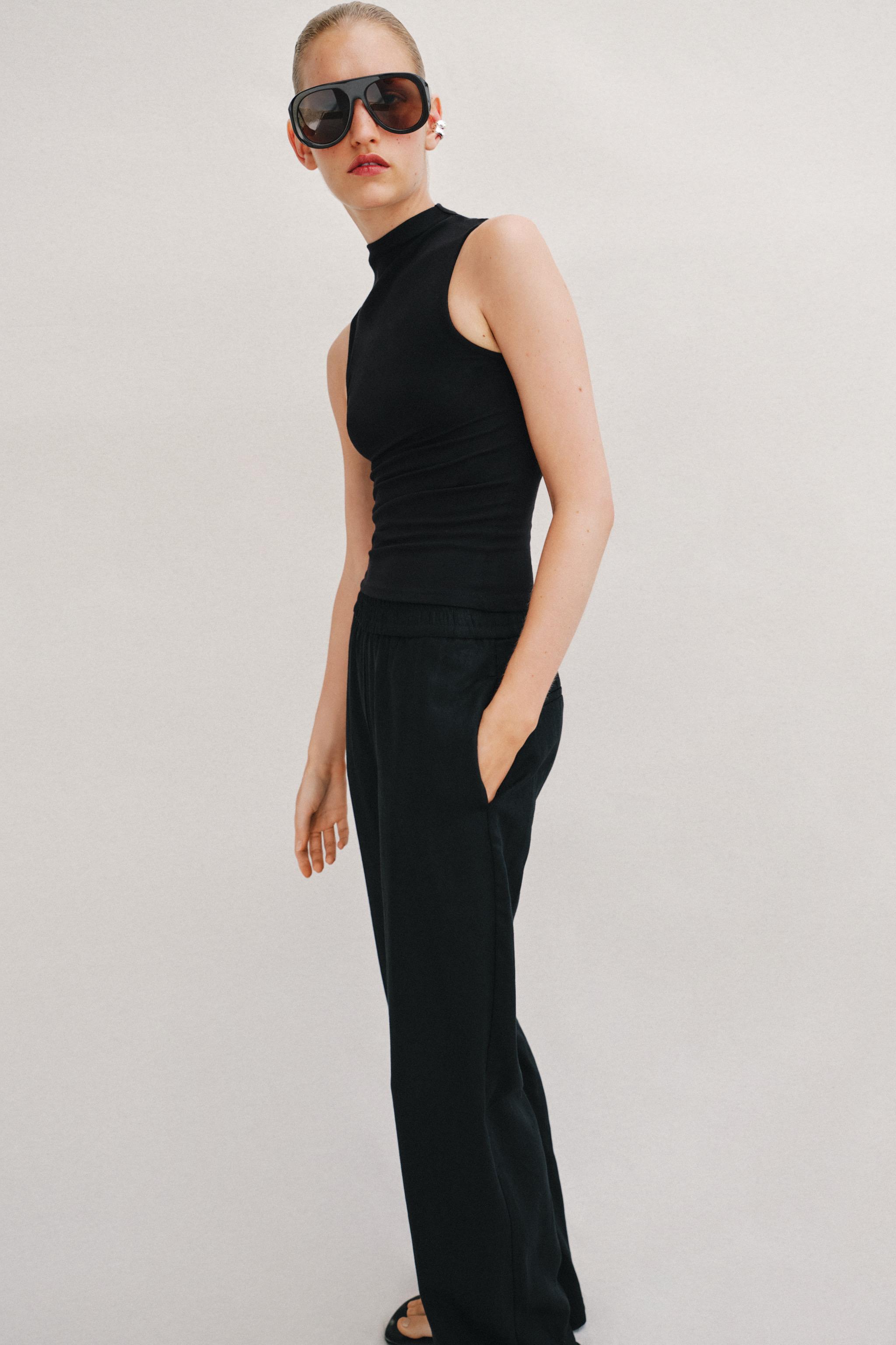 SLEEVELESS TOP — Black