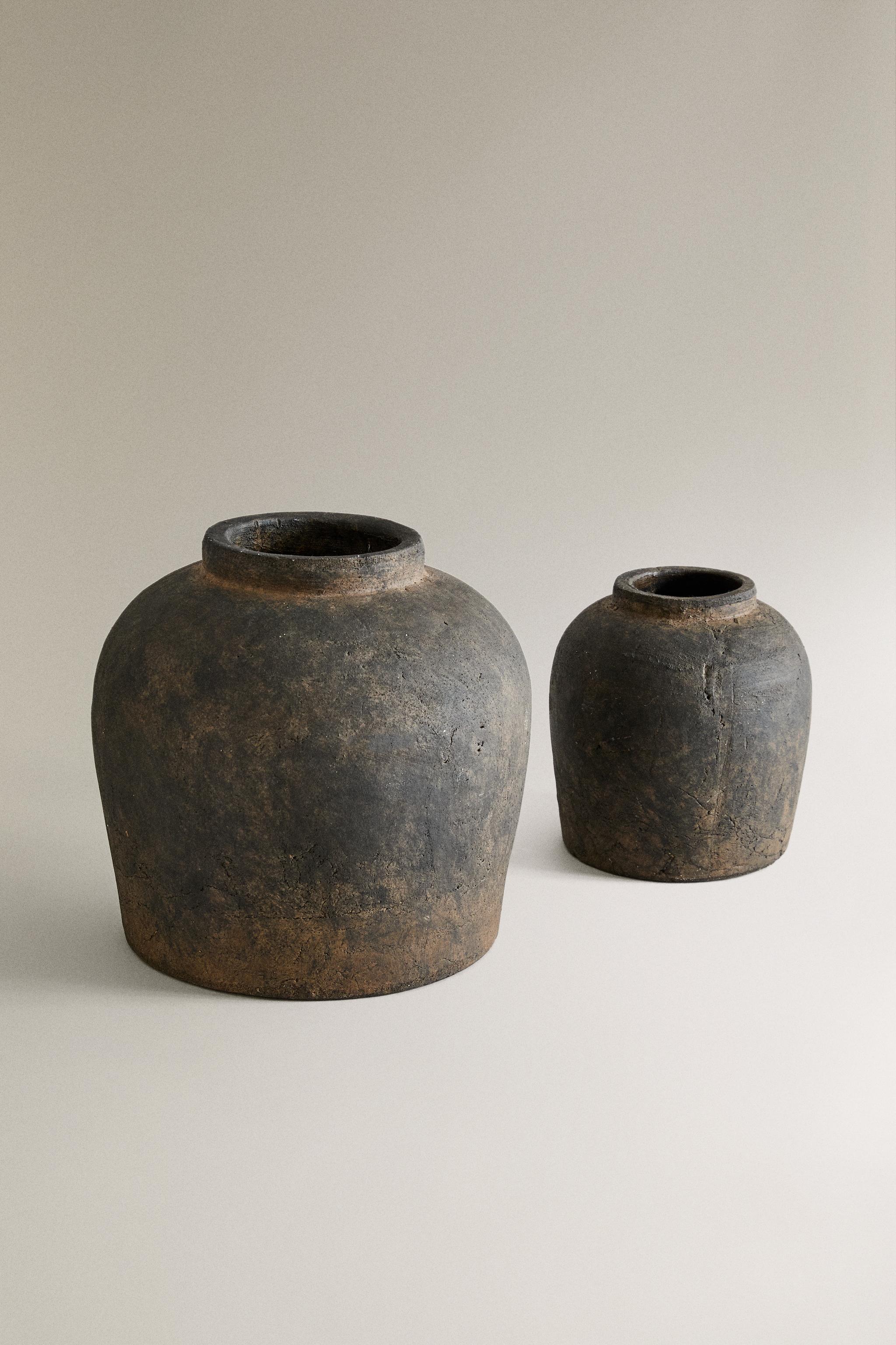 DISTRESSED TEXTURE CERAMIC VASE — Black