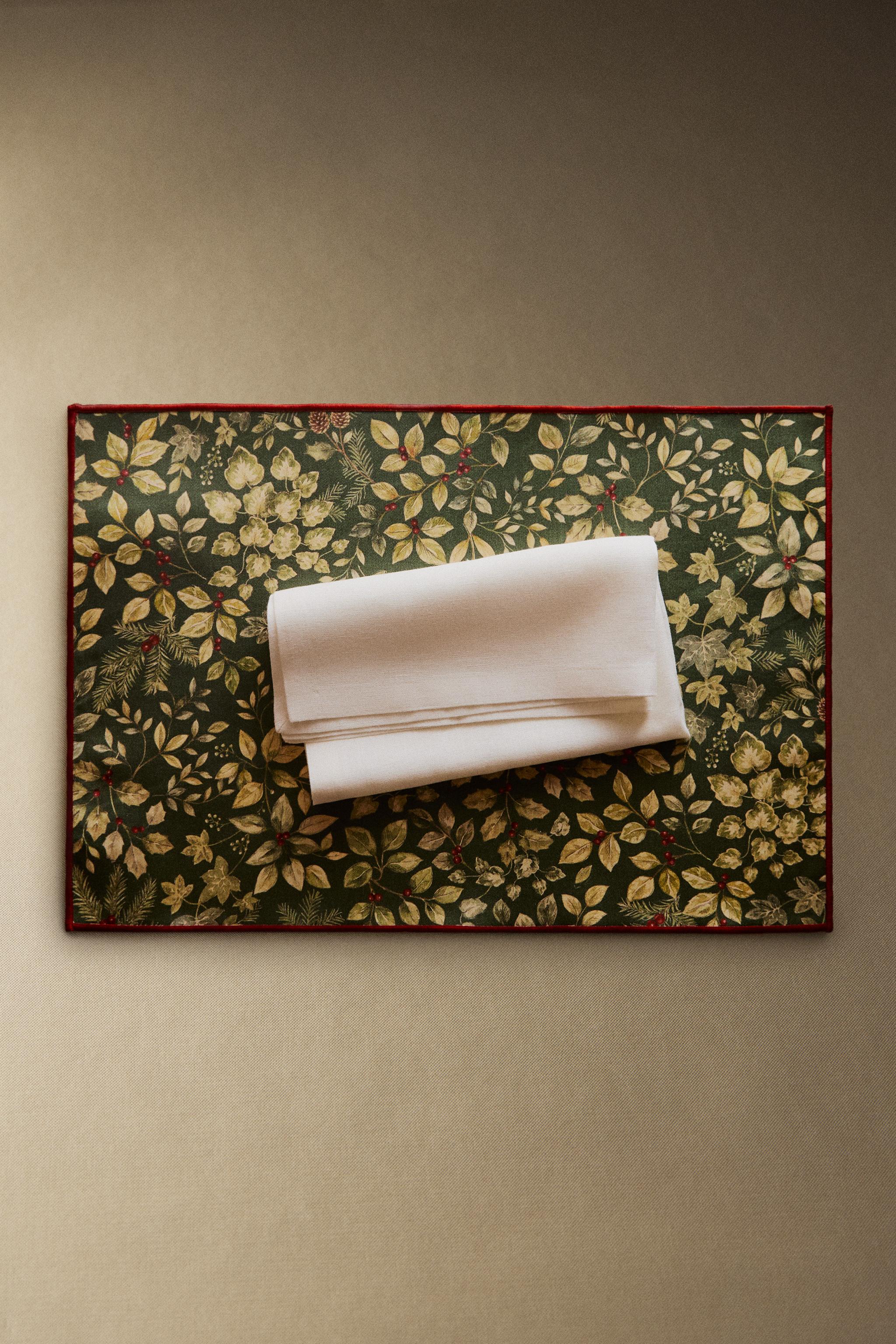 RESIN-COATED CHRISTMAS LEAF PLACEMAT
