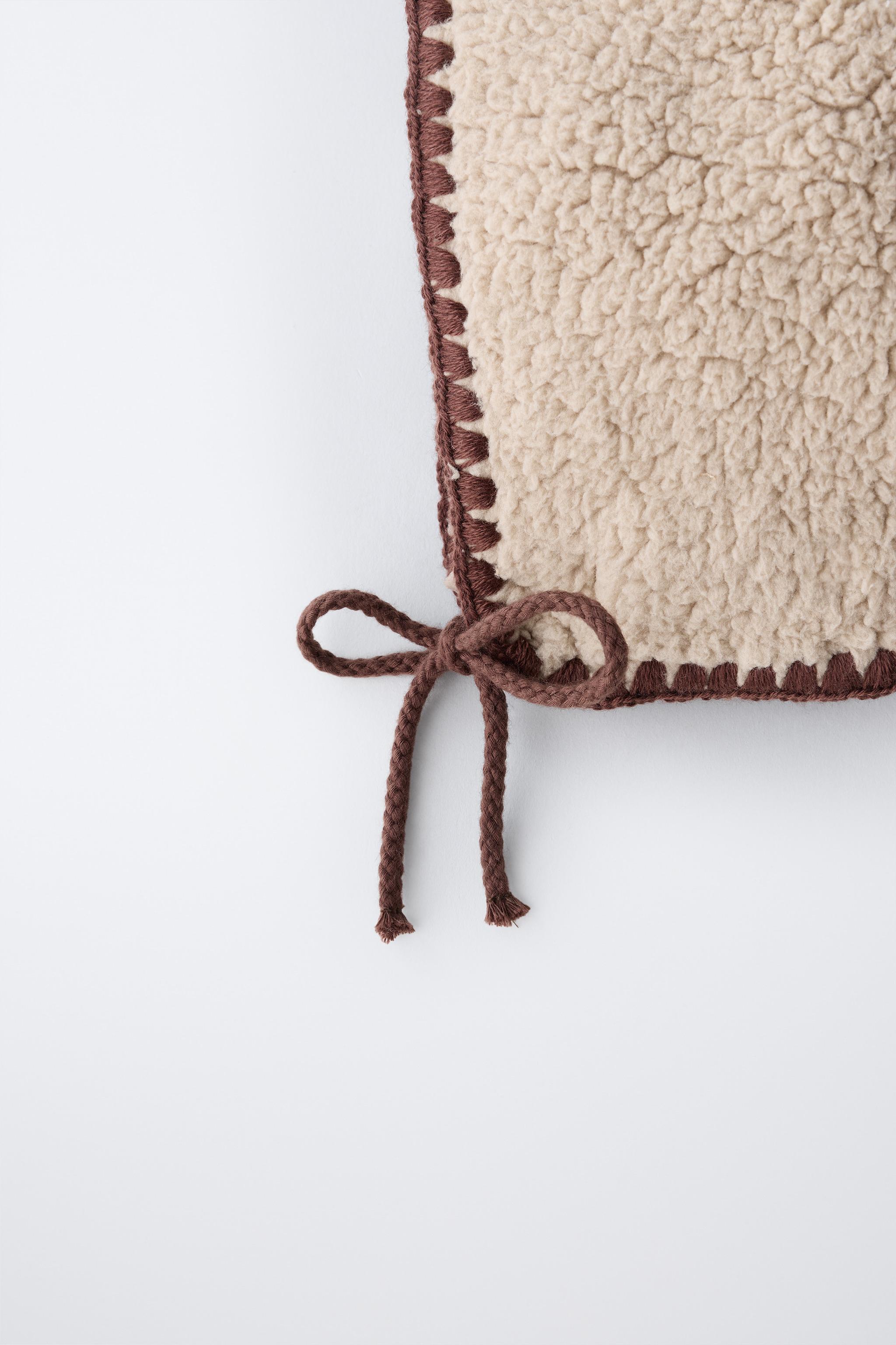 SHEARLING BONNET WITH CONTRAST PIPING