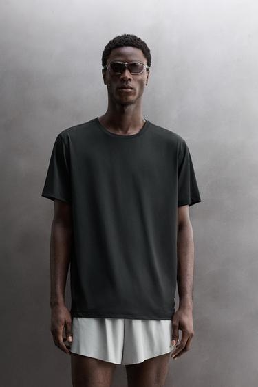 טי שירט טכנית בייסיק - שחור של Zara