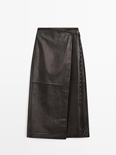Falda midi envolvente piel napa - Marrón de Zara