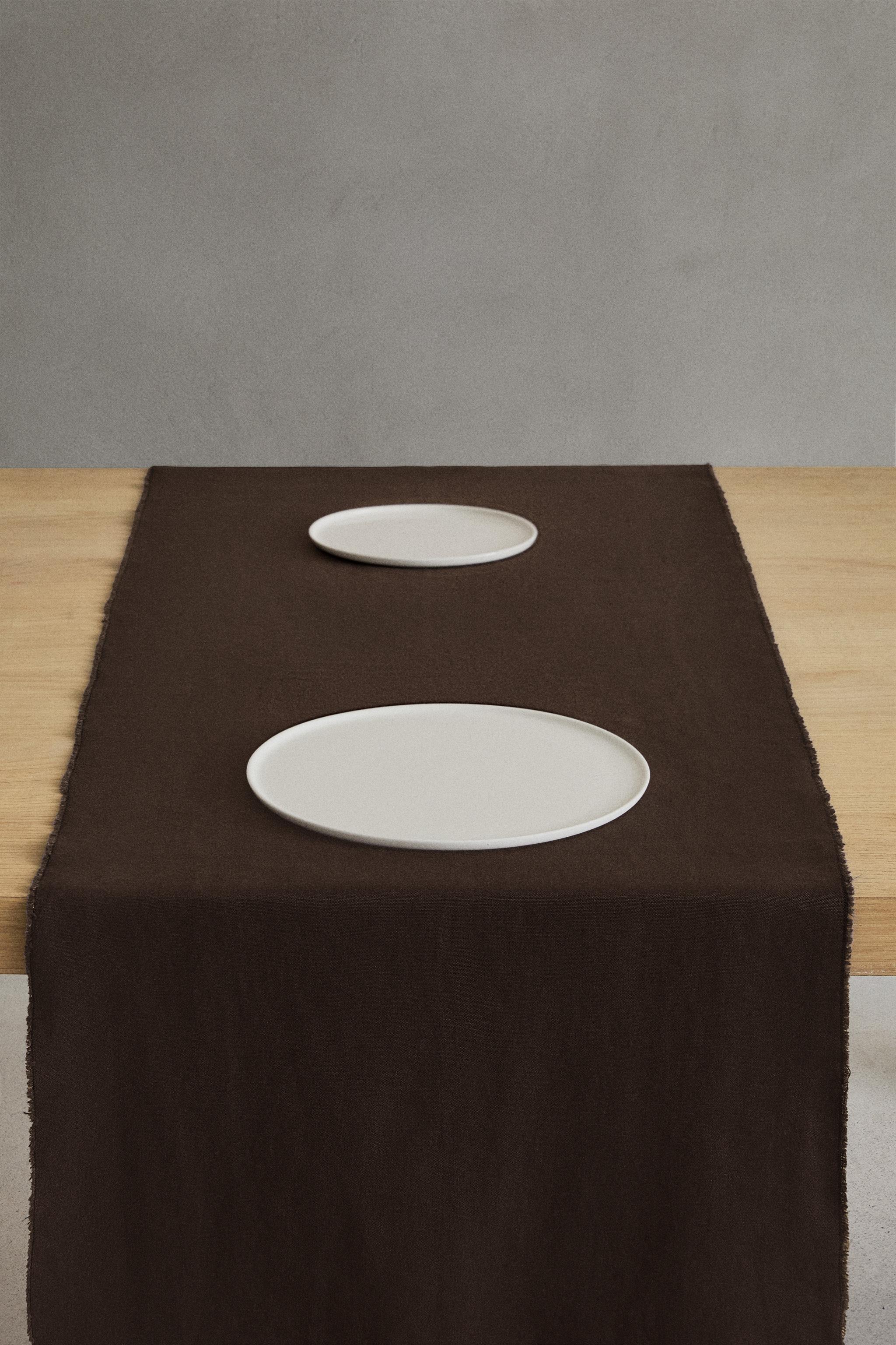TABLE RUNNER 01 — Brown