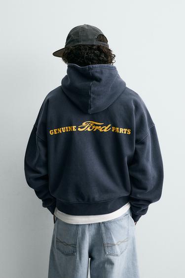 سويت شيرت بنصوص مختلطة من فورد © - بحري الخاص بـ Zara