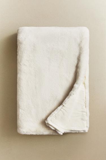 FAUX FUR THROW - أبيض مكسور الخاص بـ Zara