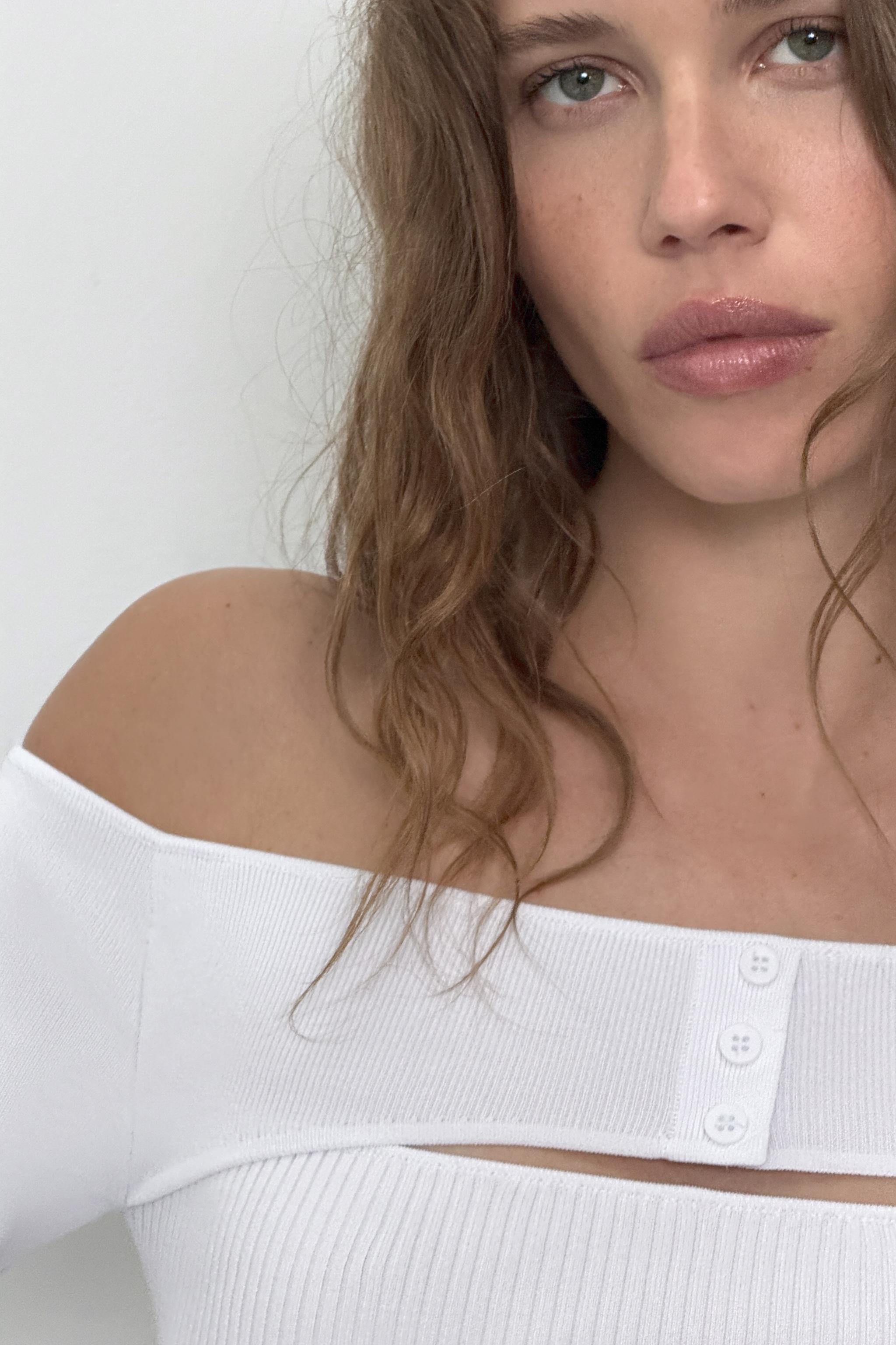 FITTED CUT OUT KNIT TOP