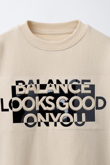 T-SHIRT À INSCRIPTION EN RELIEF - Sable de Zara - Image 2