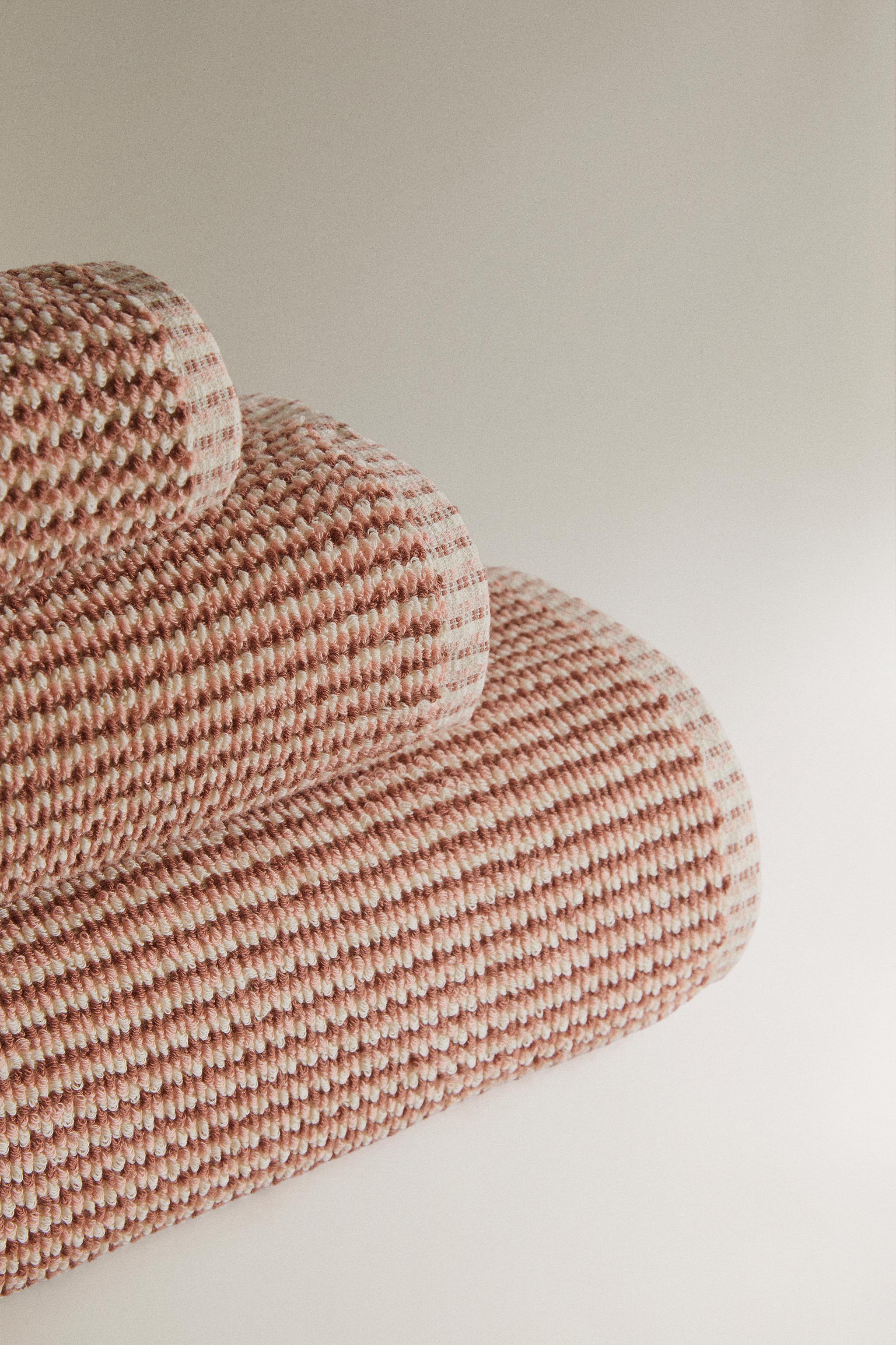 TEXTURED COTTON BATH TOWEL