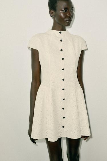 ROBE COURTE EN DENTELLE À BOUTONS EN CONTRASTE - Écru de Zara