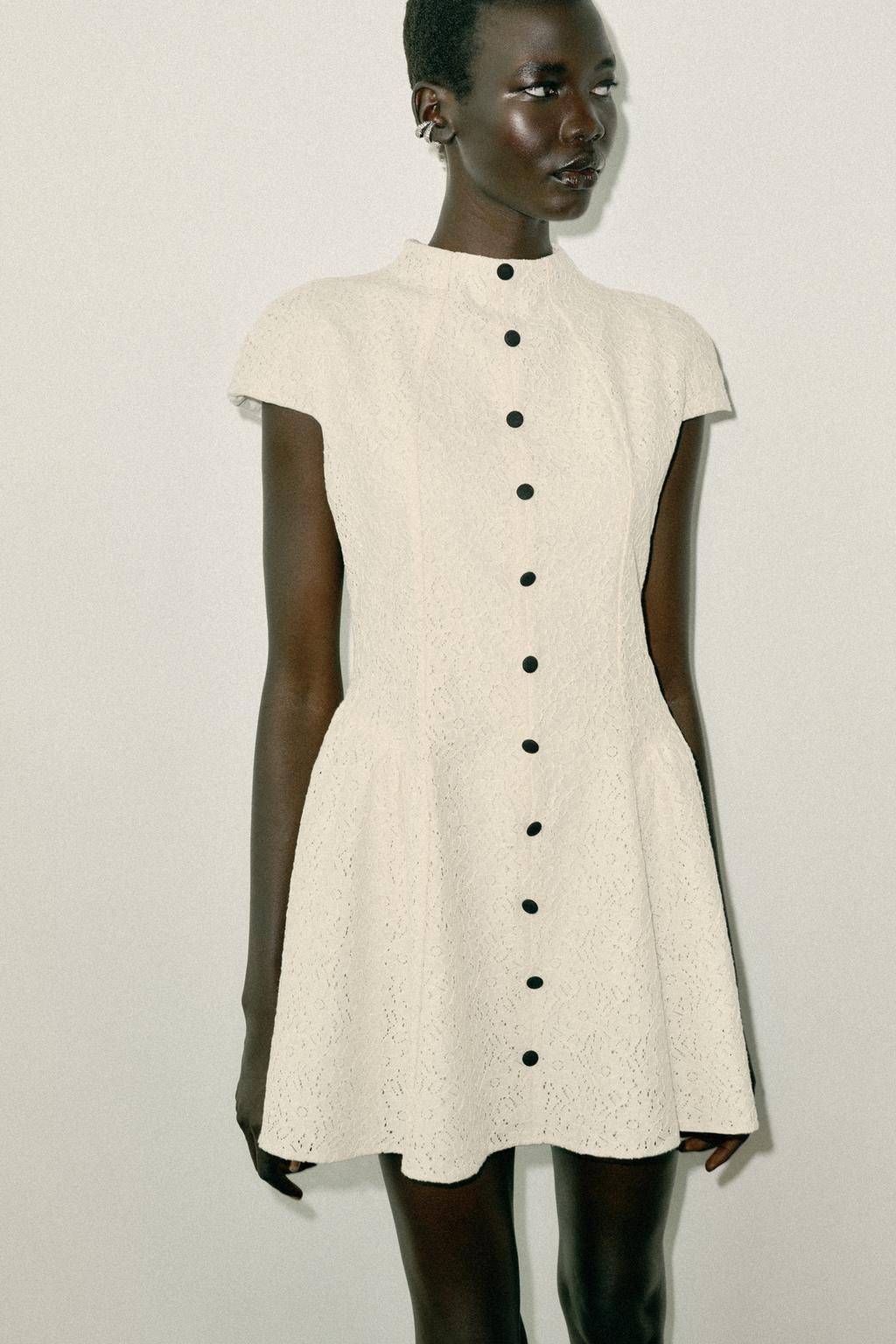 SHORT LACE DRESS WITH CONTRAST BUTTONS