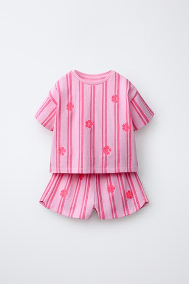 КОМПЛЕКТ ИЗ ФУТБОЛКИ И ШОРТОВ В ПОЛОСКУ С ВЫШИВКОЙ — РОЗОВЫЙ от Zara