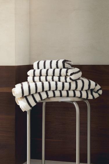 FARVET STRIBET BADEHÅNDKLÆDE - mørk brun fra Zara