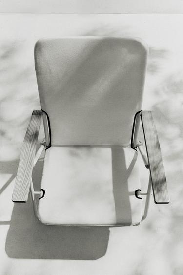 ΠΤΥΣΣΟΜΕΝΗ ΚΑΡΕΚΛΑ ΠΑΡΑΛΙΑΣ ΜΕ ΞΥΛΙΝΑ ΜΠΡΑΤΣΑ - Εκρού του Zara