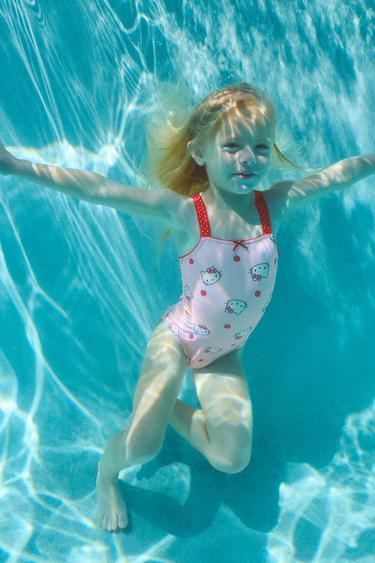 2-6 سنوات/ ثوب سباحة هالو كيتي © SANRIO - وردي الخاص بـ Zara