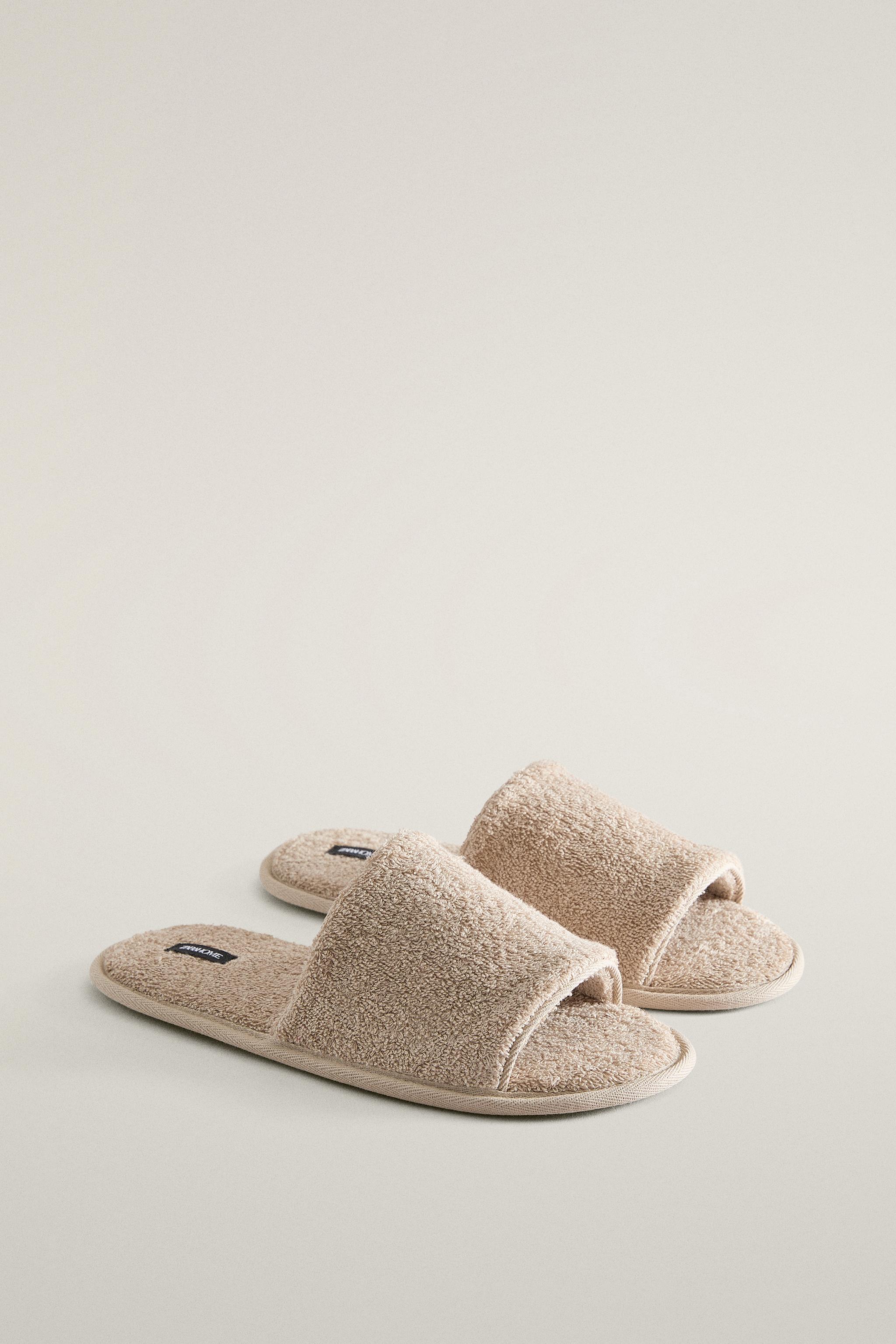 CHAUSSON SERVIETTE DE BAIN OUVERT