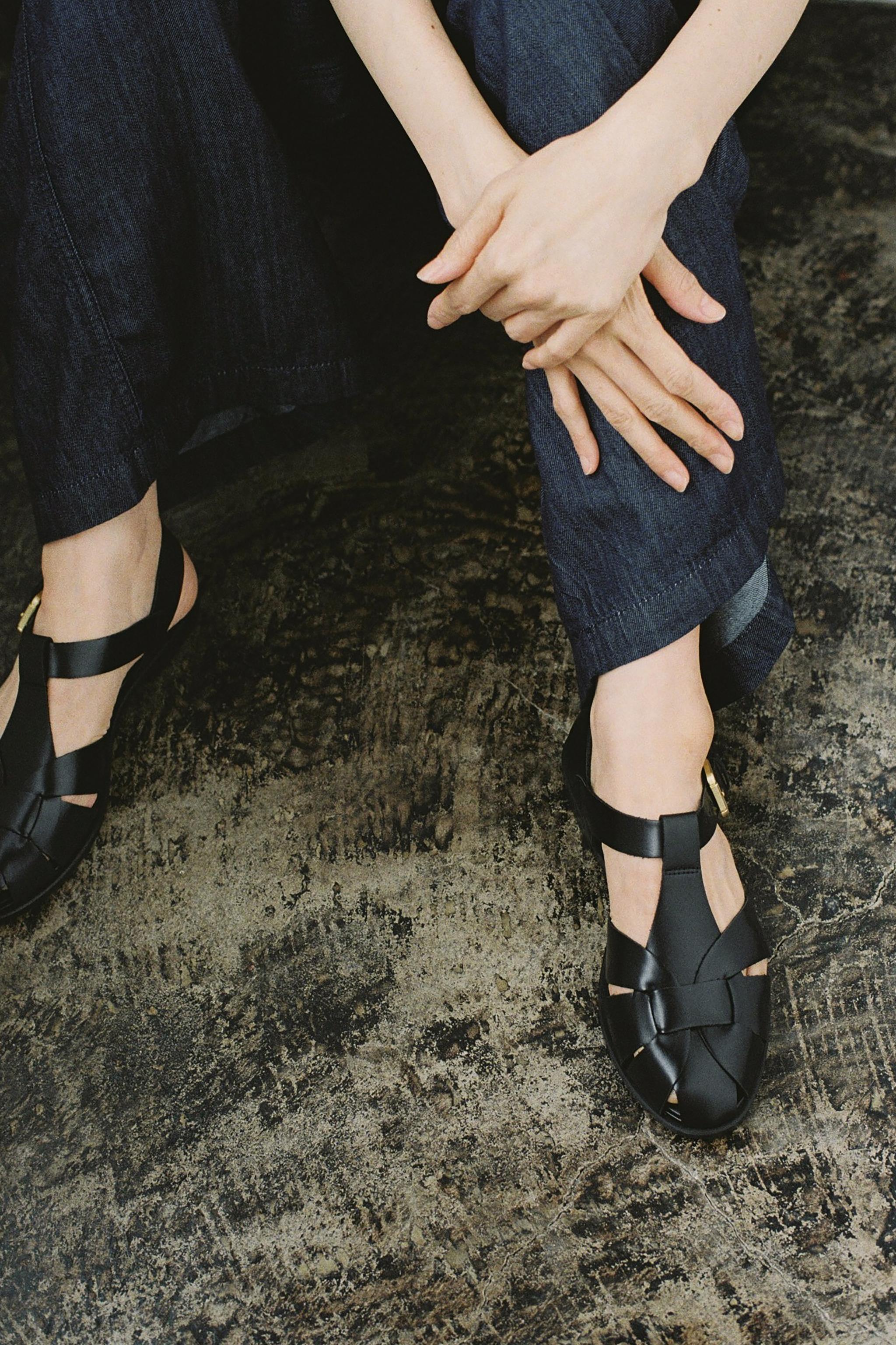 zara origins ストラップ付きレザーサンダル ブラック　size44 zara origins ストラップ付きレザーサンダル ブラック size44