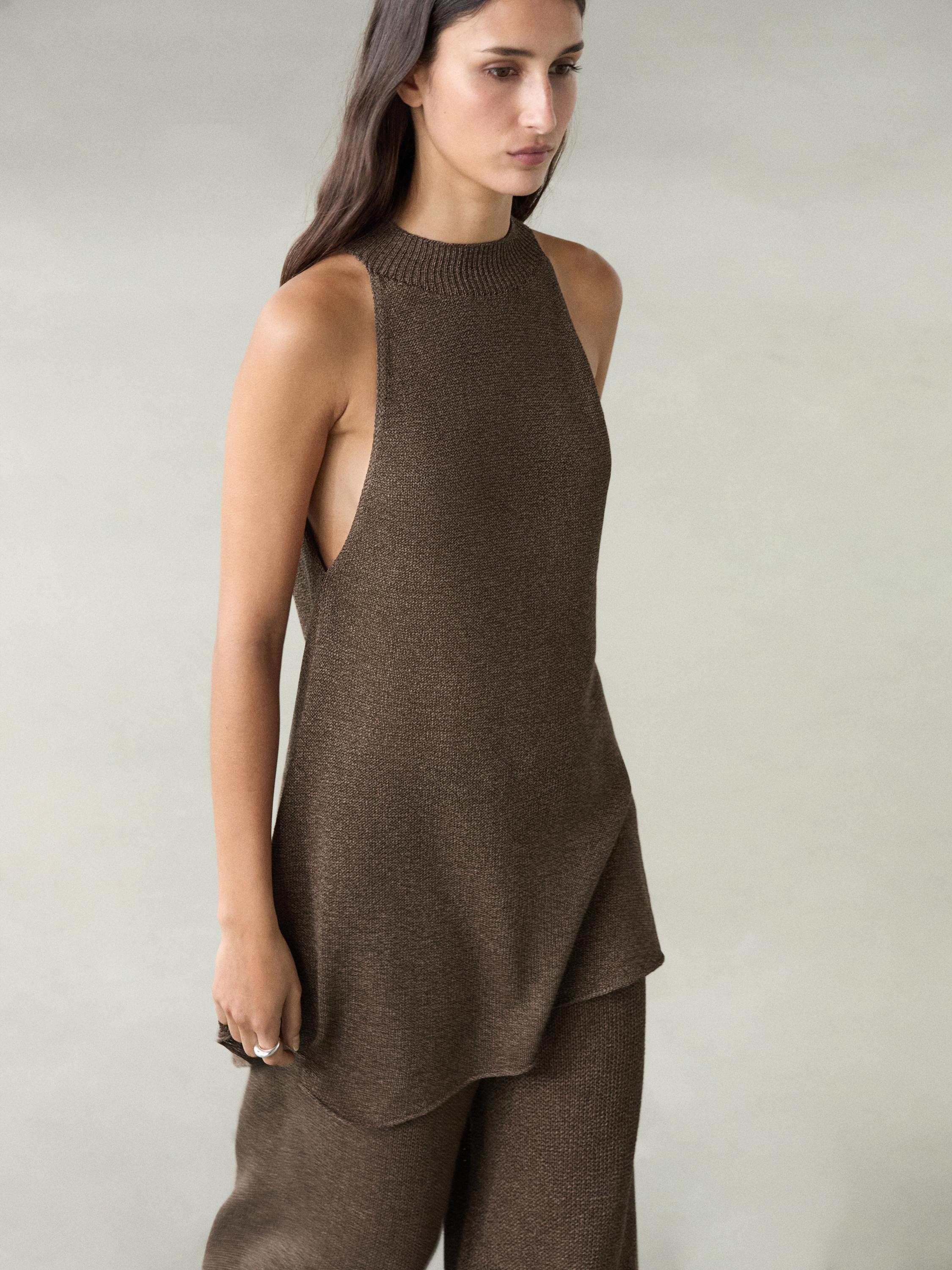 Total look asymmetric halter knit top