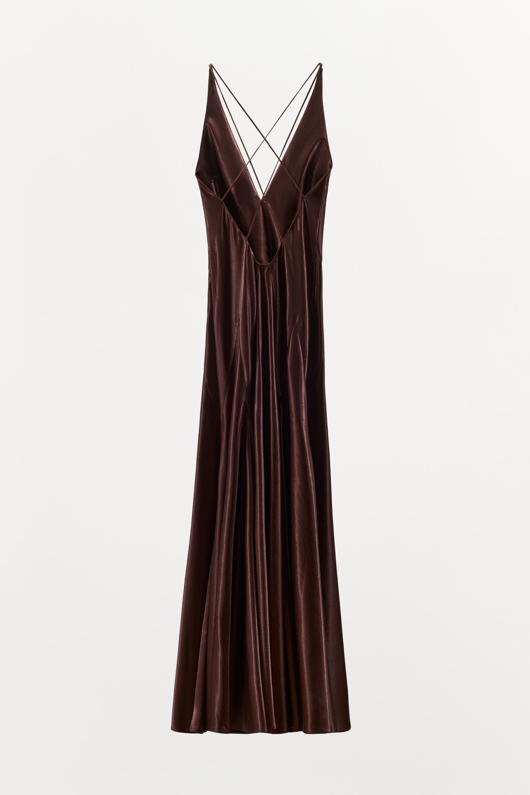 ROBE LONGUE SATINÉE AVEC VOLUME
