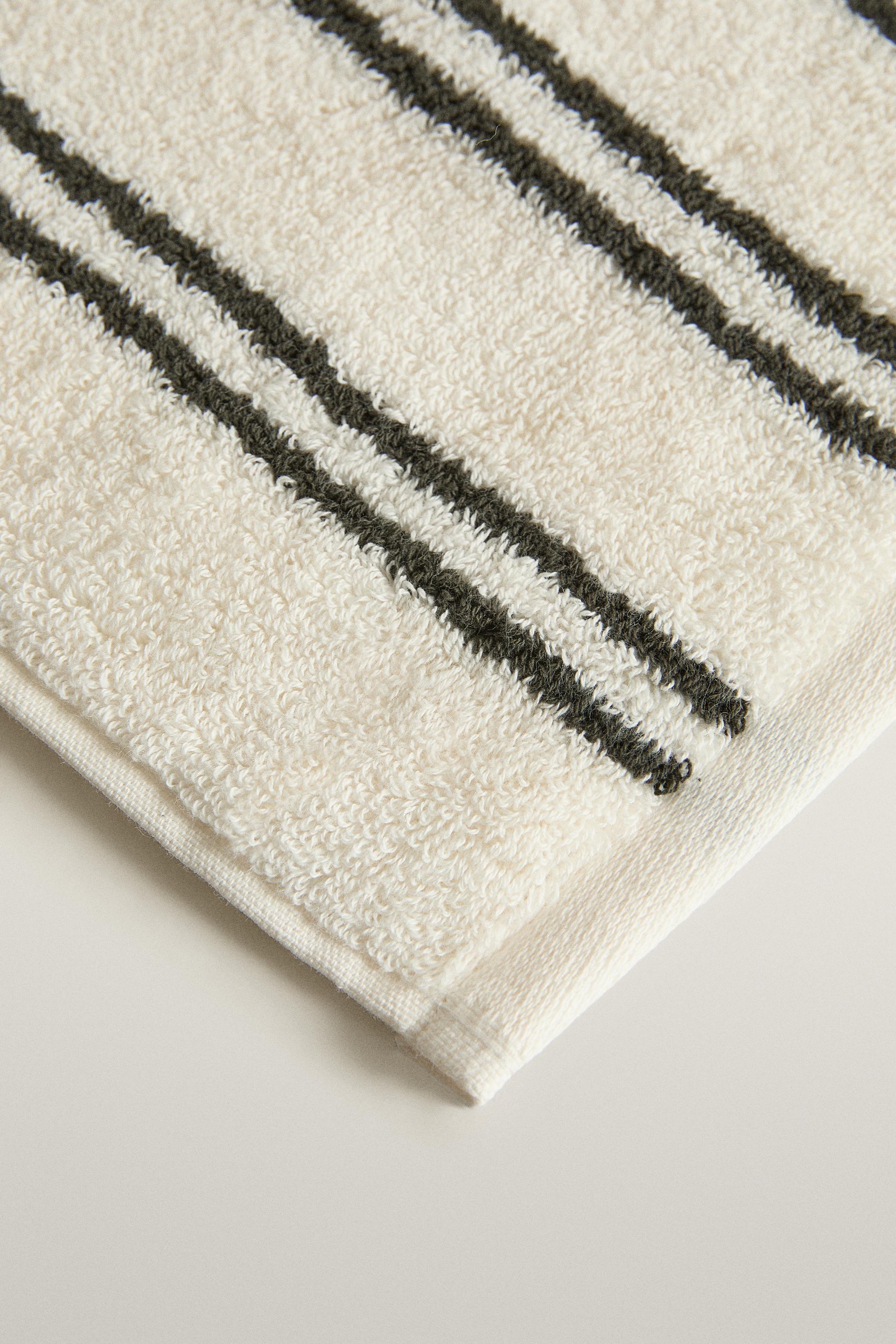 STRIPED ORGANIC COTTON BATH TOWEL (800 GSM)
