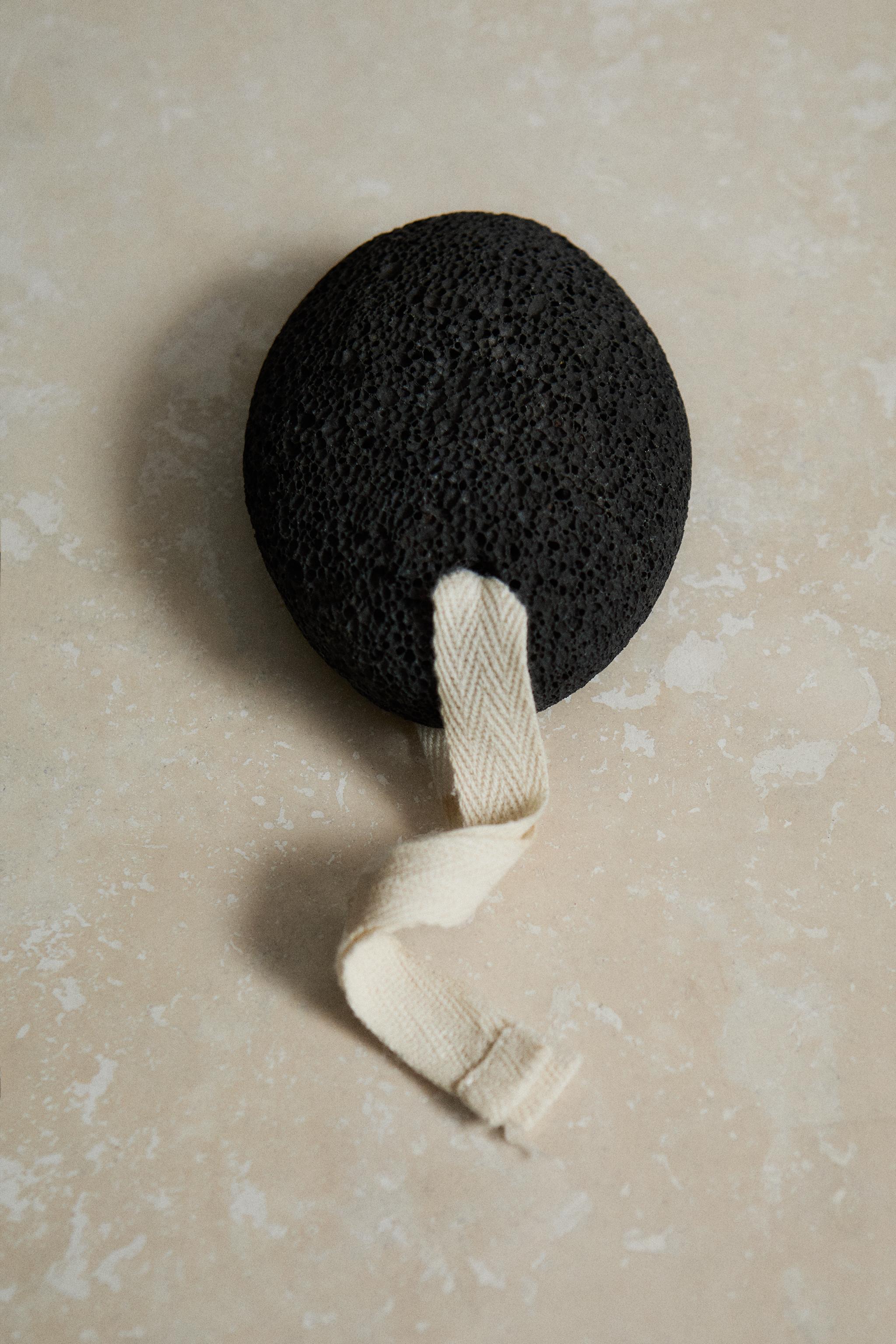 VOLCANIC ROCK PUMICE — Black