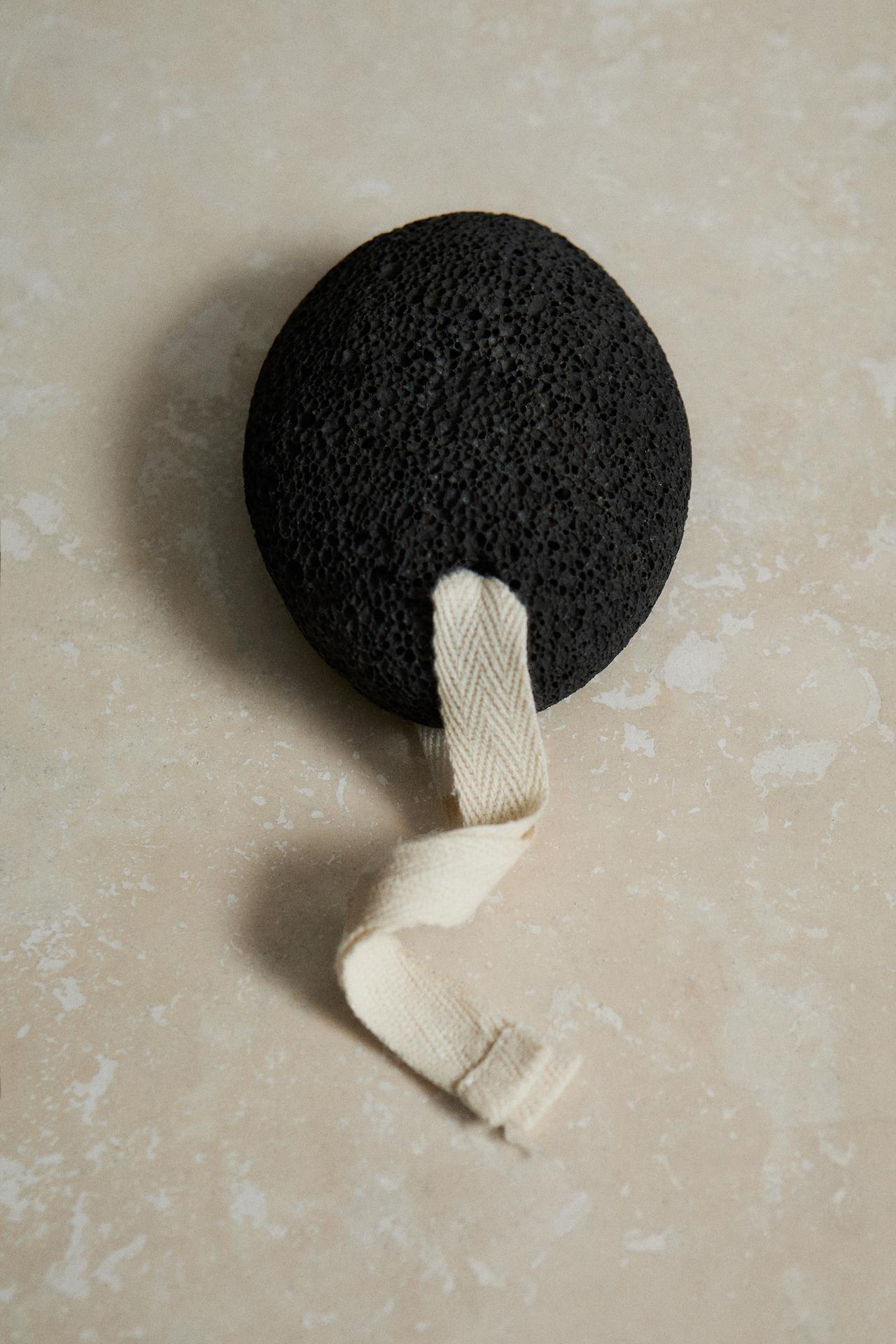 VOLCANIC ROCK PUMICE — Black