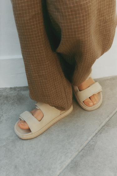 КОЖАНЫЕ САНДАЛИИ — Песочно-коричневый от Zara