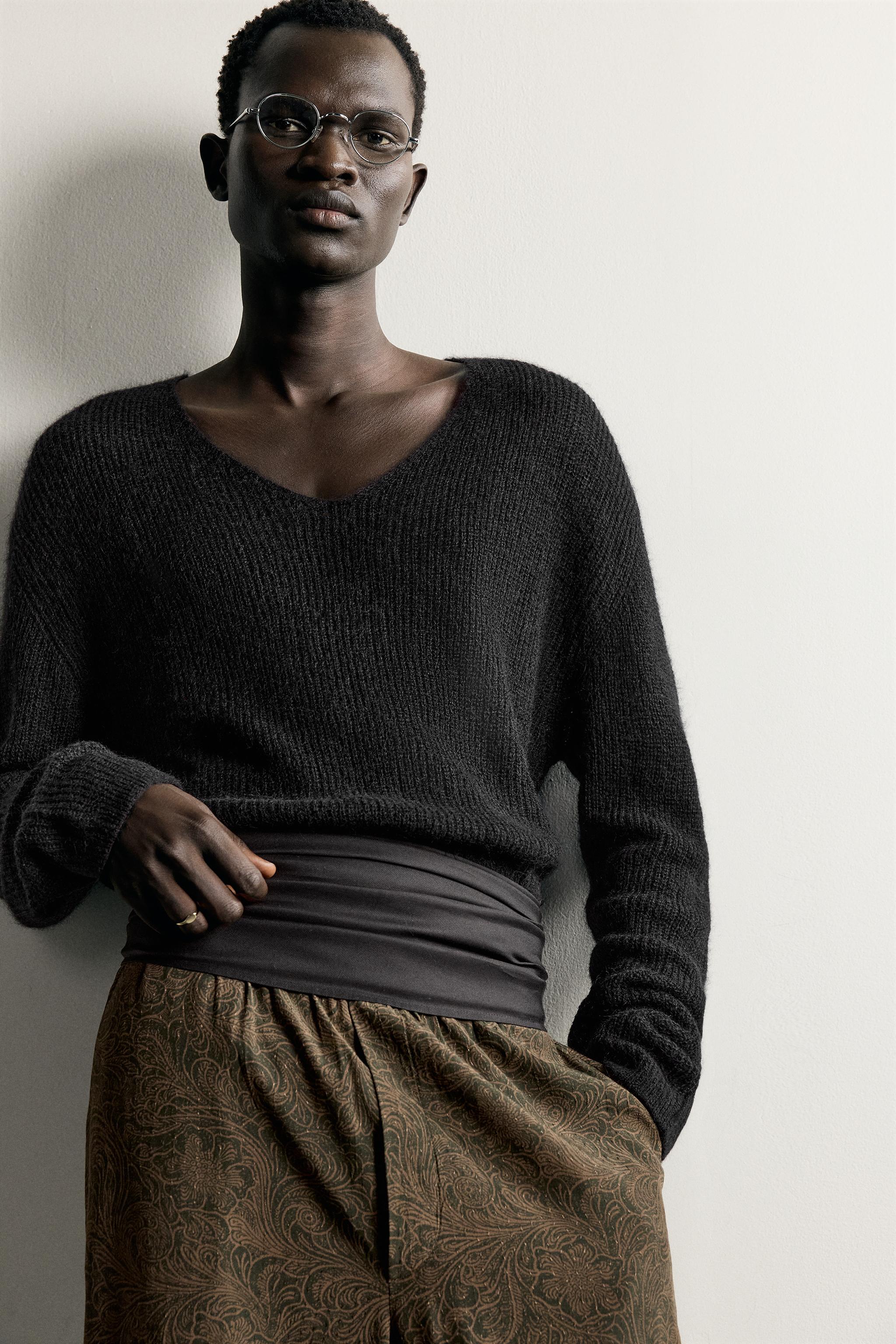 TEXTURED V-NECK SWEATER