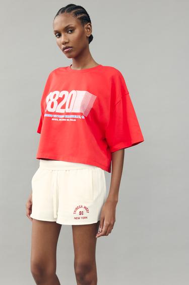 CROPPED-SHIRT MIT SCHRIFTZUG - Rot von Zara
