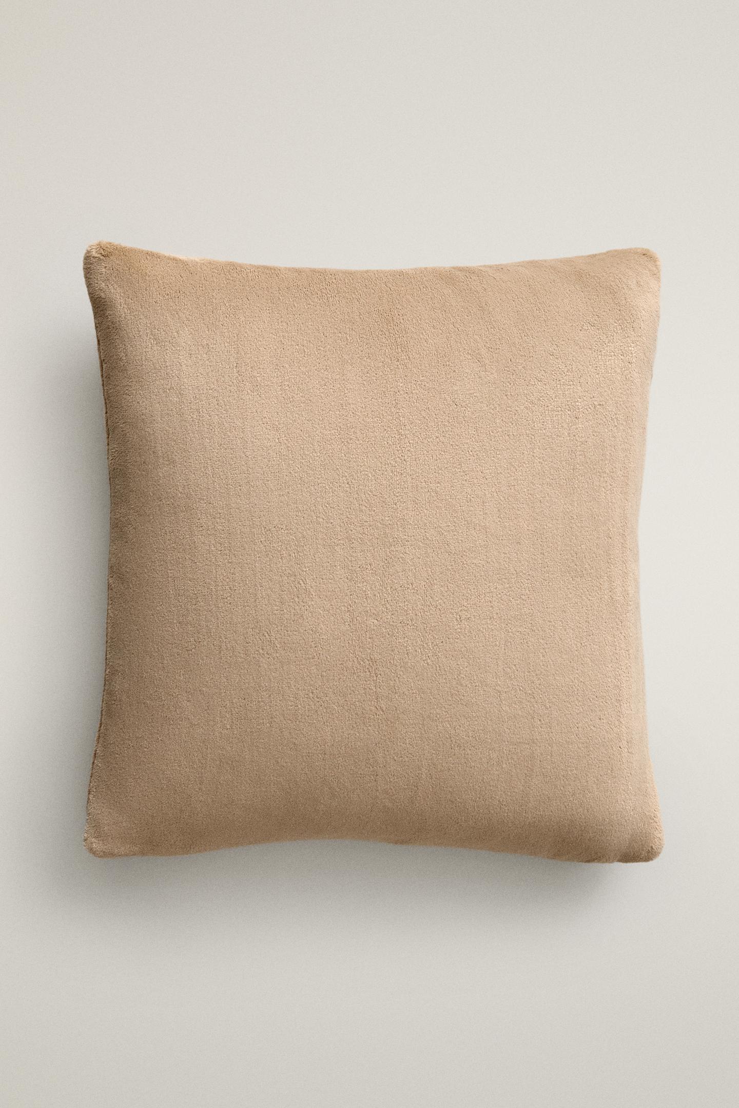 Zara Plain Faux Fur Throw Pillow Cover, цвет: Бежевый — фото 3