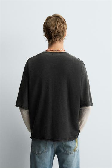 T-SHIRT EN MAILLE IMPRIMÉ DÉLAVÉ - Noir de Zara - Image 2