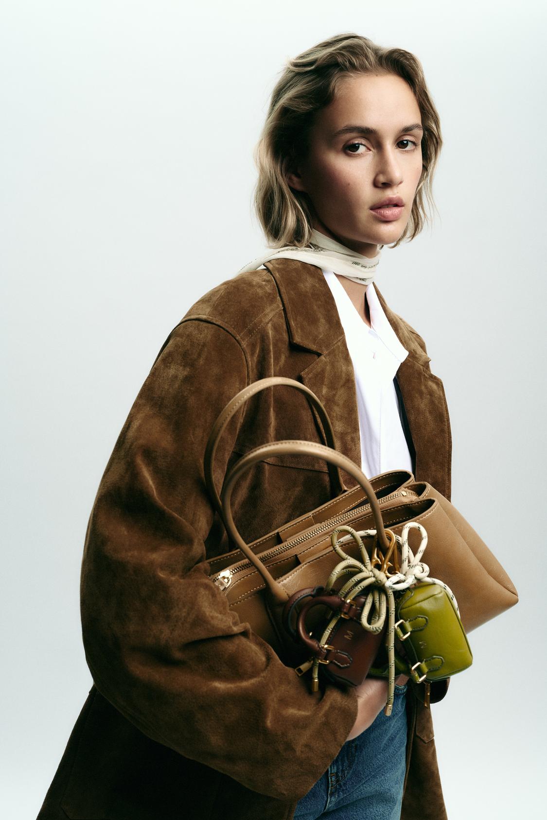 MAJHNA MESTNA TORBICA Z OKRASKOM - Temno rumenorjava de Zara - Slika 0