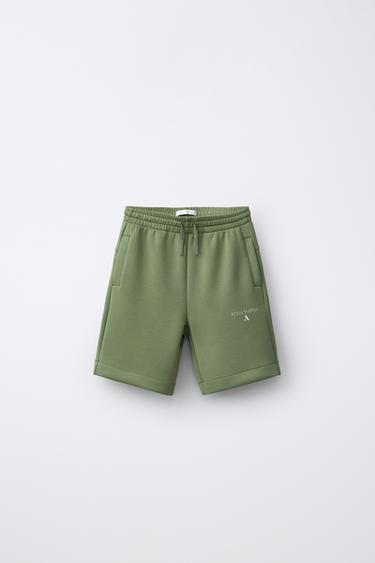 برمودا SPORTY بشعار - أخضر وسط الخاص بـ Zara