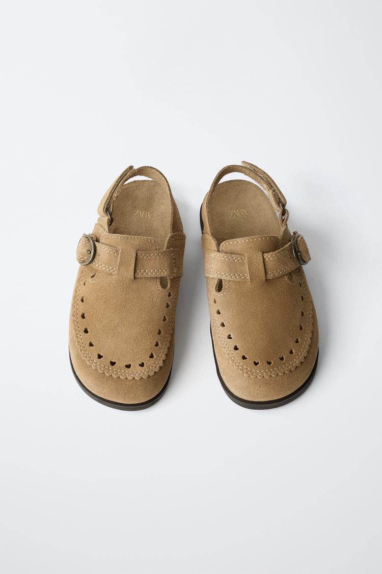 CROCS DE CUERO CON CORAZÓN 4