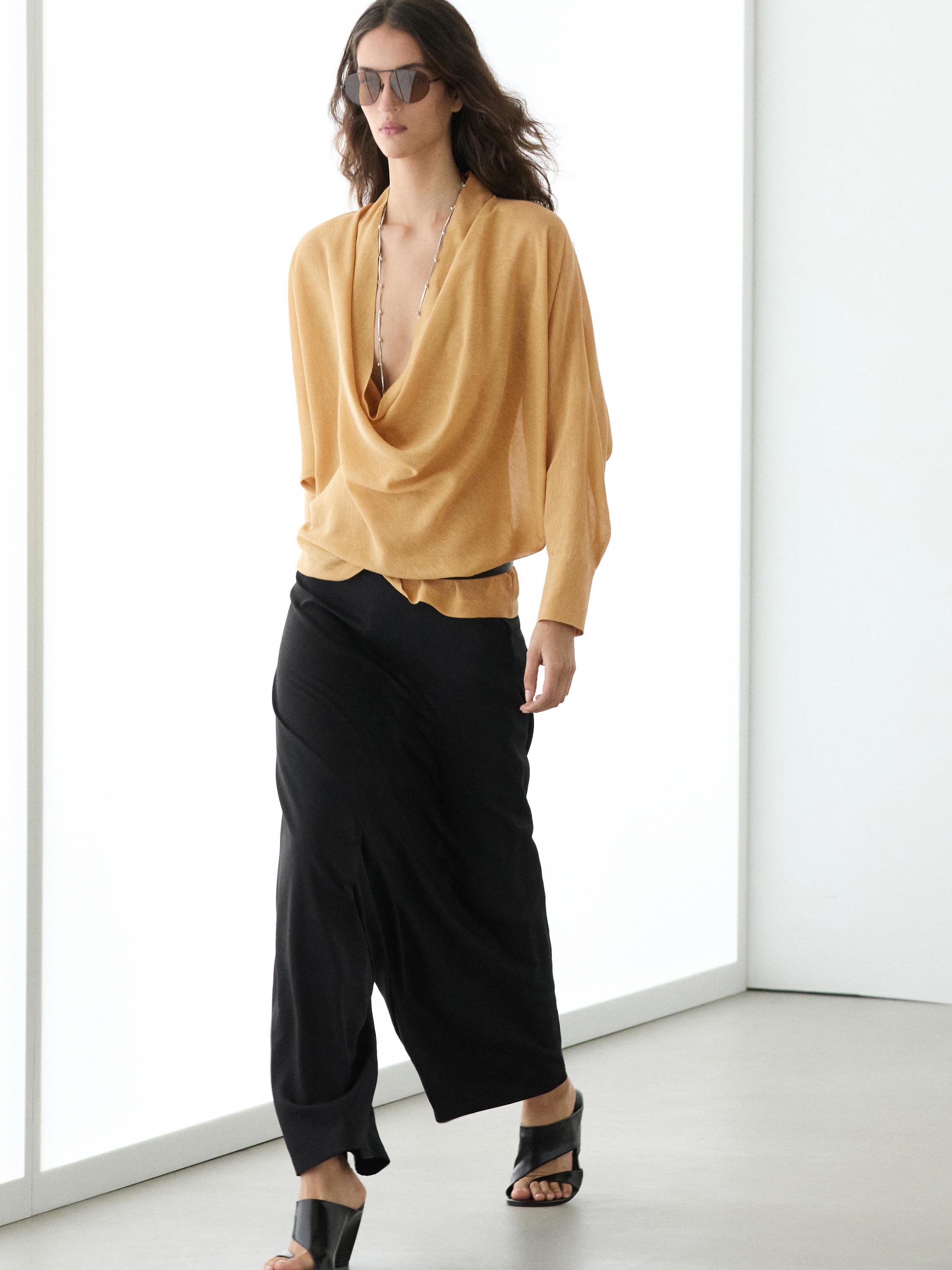 Blouse fluide à décolleté drapé