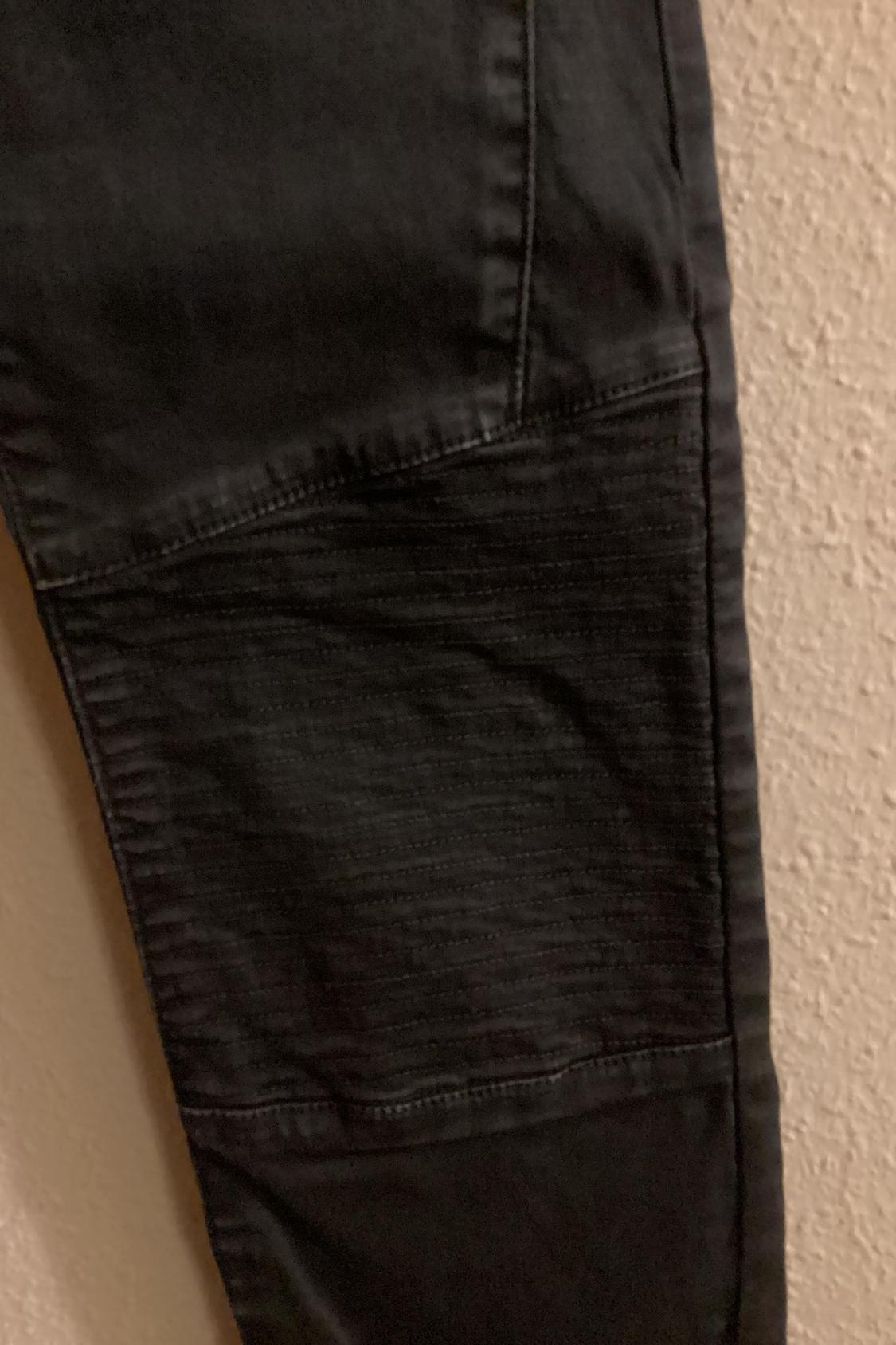 JEANS NEGROS CON CREMALLERAS Y RODILLERA PESPUNTEADA - Image 3