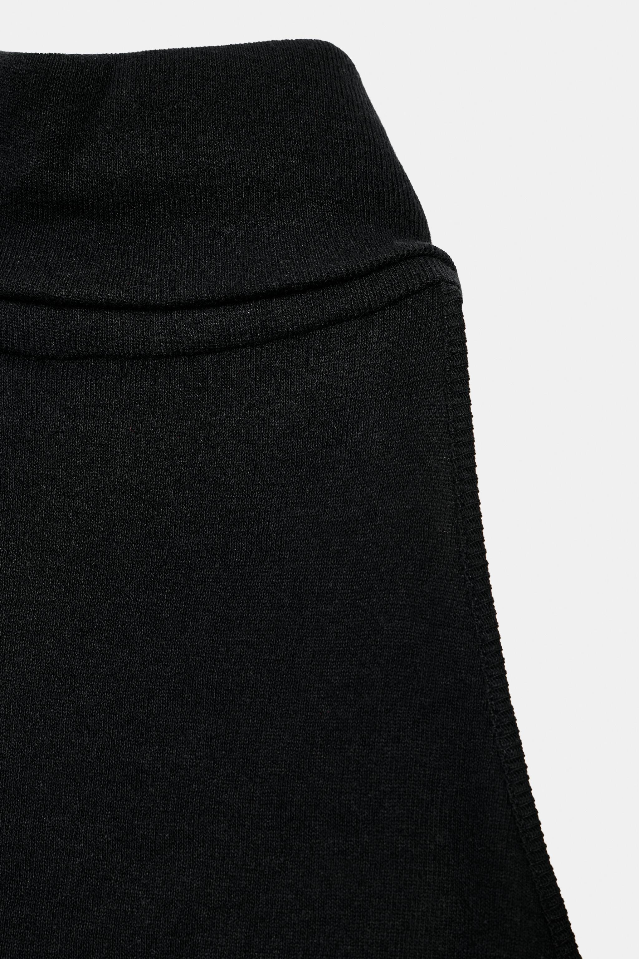 HIGH NECK SLEEVELESS TOP