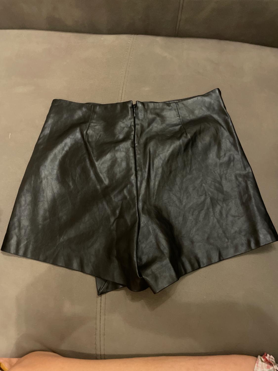 FAUX LEATHER KNOTTED BERMUDA SHORTS - Image 2