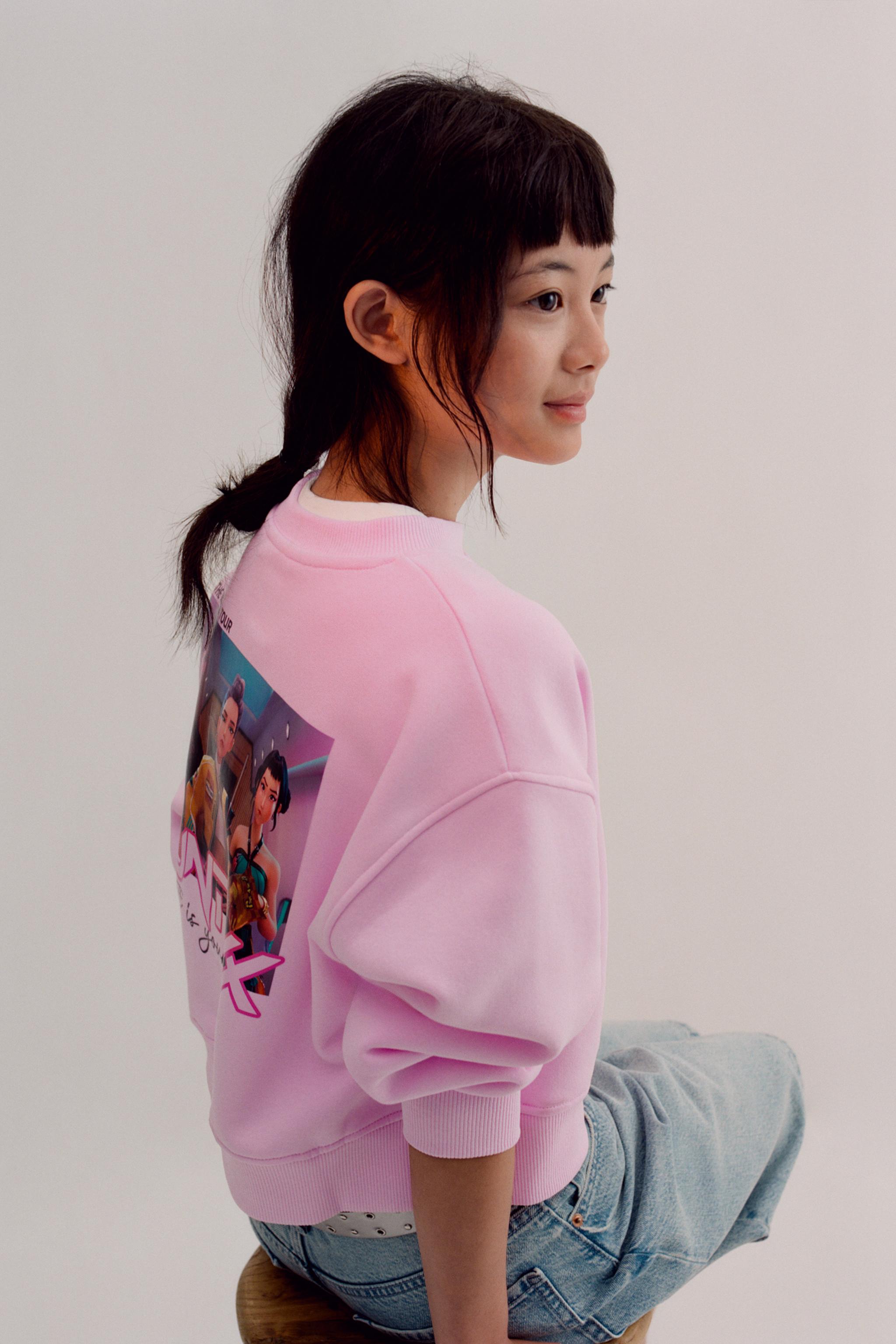 KPOP DEMON HUNTERS™ NETFLIX © PRINT SWEATSHIRT — Pink