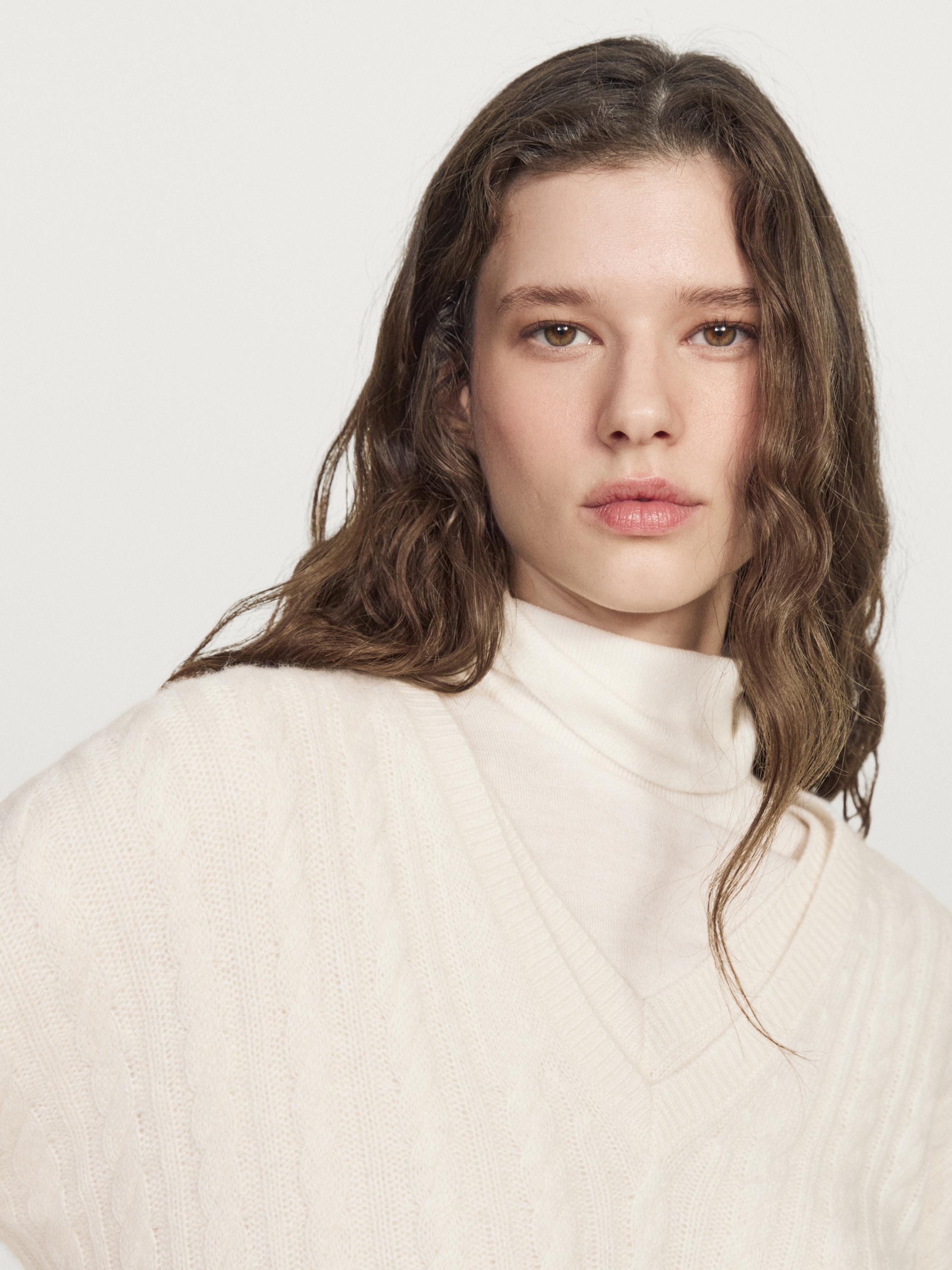 Pull tressé à col en V