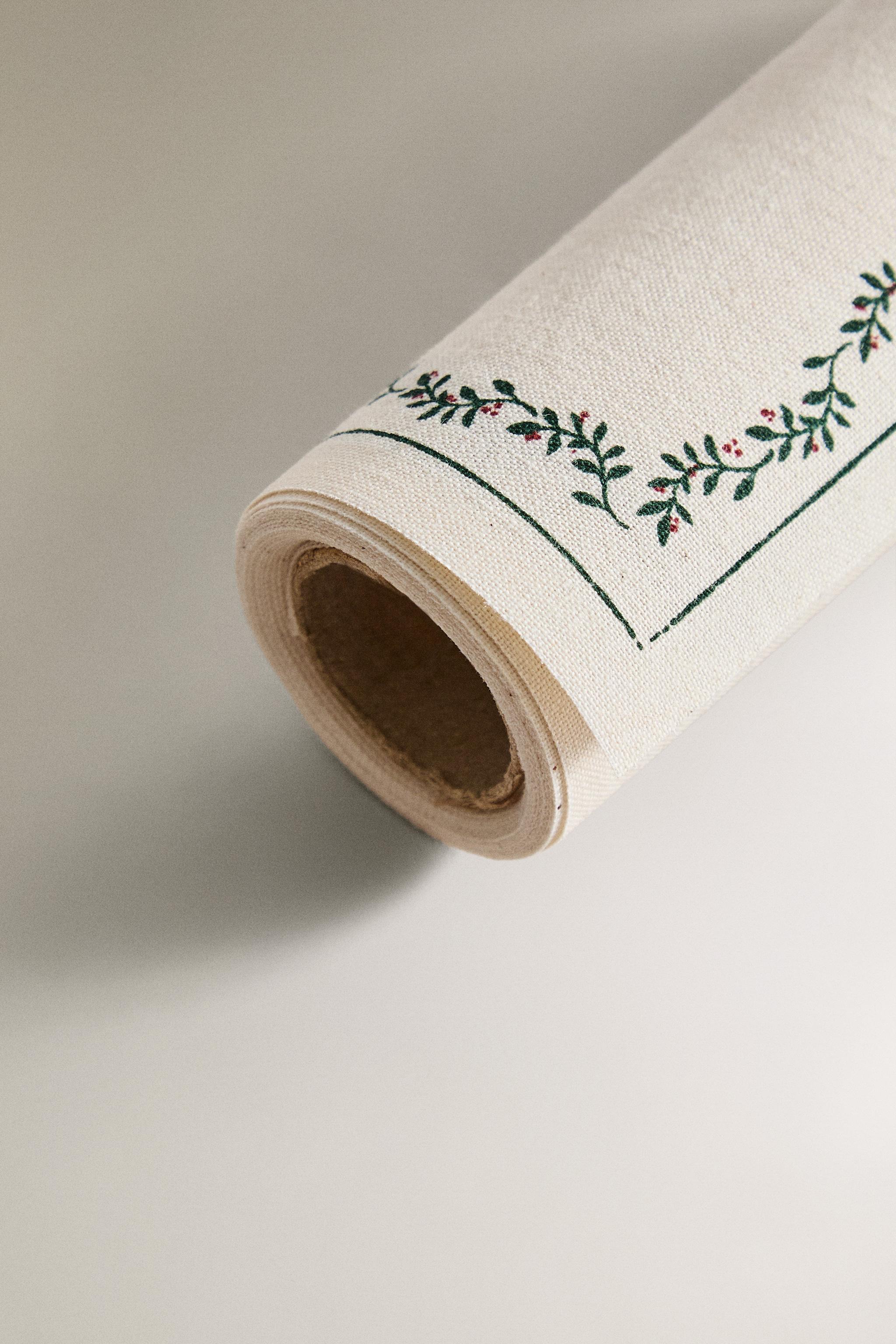 ROLL OF COTTON CHRISTMAS NAPKINS WITH A LEAF DESIGN (SET OF 20)