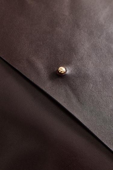 POCHETTE CUIR BOUTON - Bordeaux de Zara - Image 2