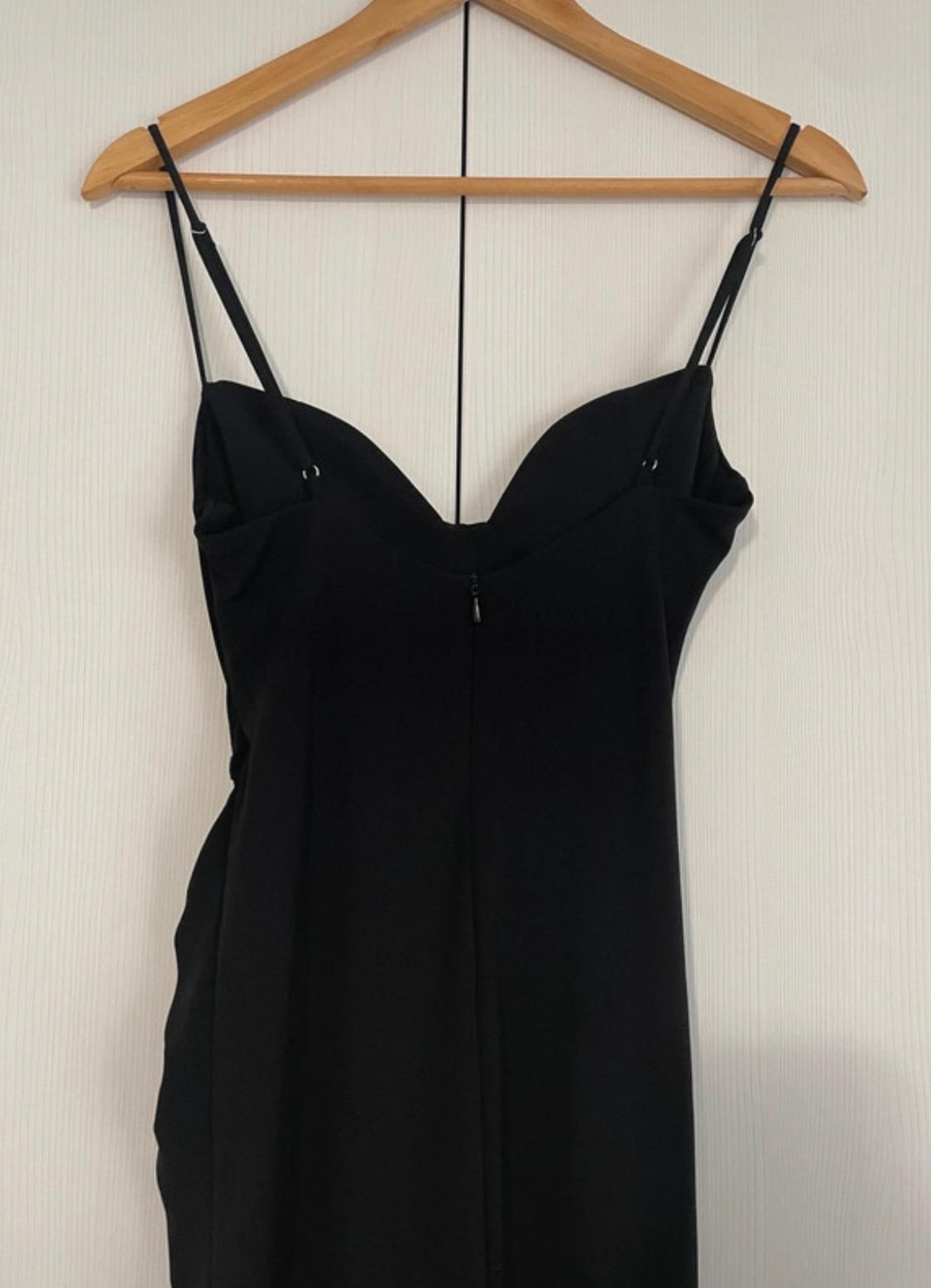 VESTIDO MIDI NEGRO FRUNCIDO CON ABERTURA LATERAL - Image 6