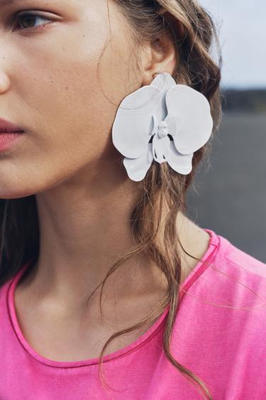 ОБЪЕМНЫЕ СЕРЬГИ «ЦВЕТЫ» — БЕЛЫЙ от Zara — изображение 0