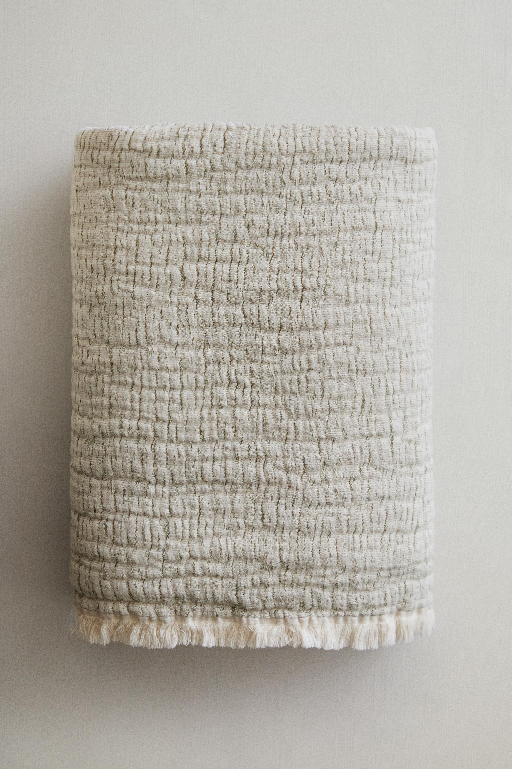 TEXTURED JACQUARD BLANKET