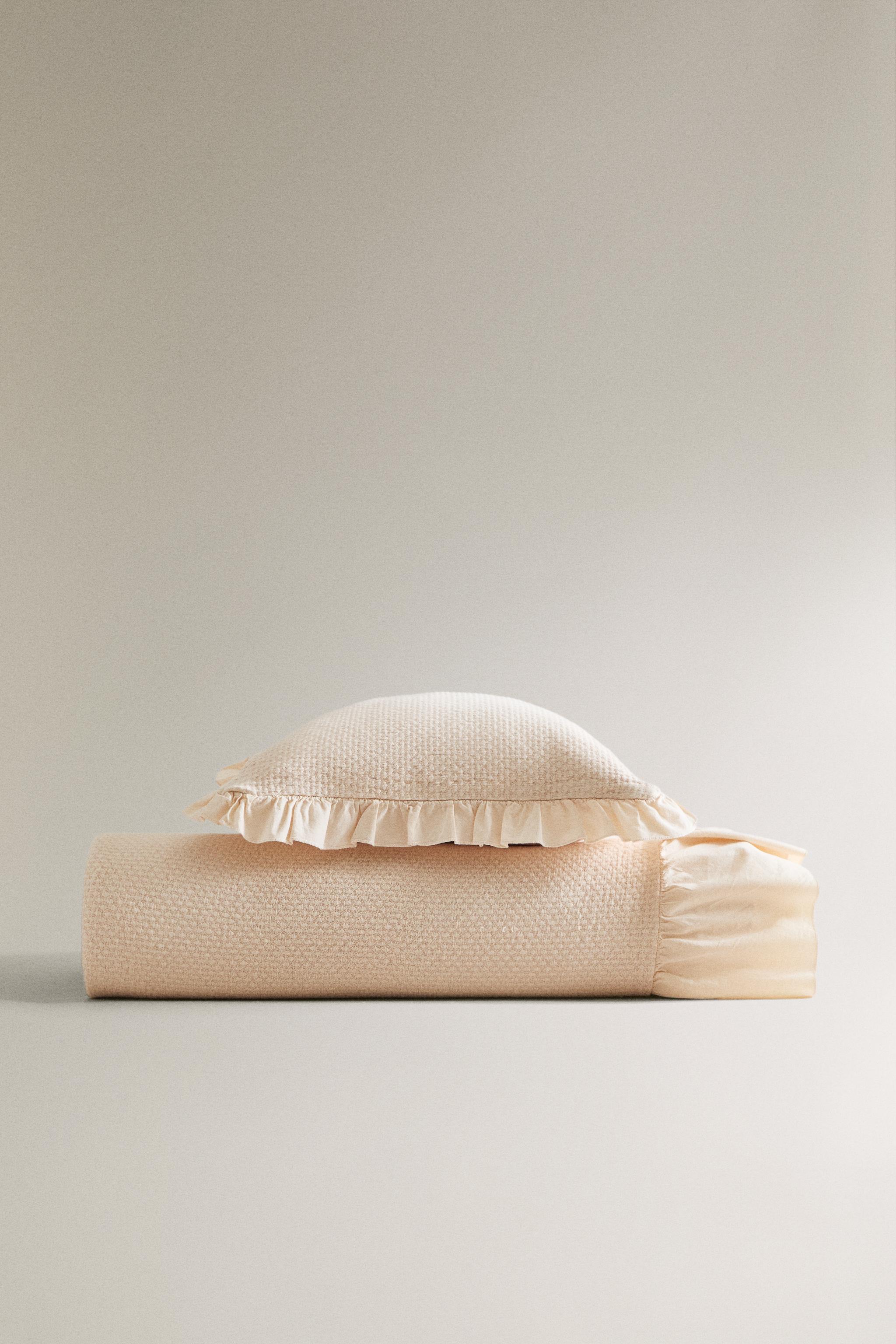 Zara  ジャカードのフリル付きベッドカバー ジャカードのフリル付きベッドカバー - エクリュ | ZARA Japan