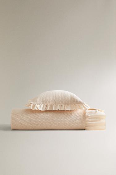 DZIECIĘCA NARZUTA Z FALBANĄ - Różowy pudrowy Zara