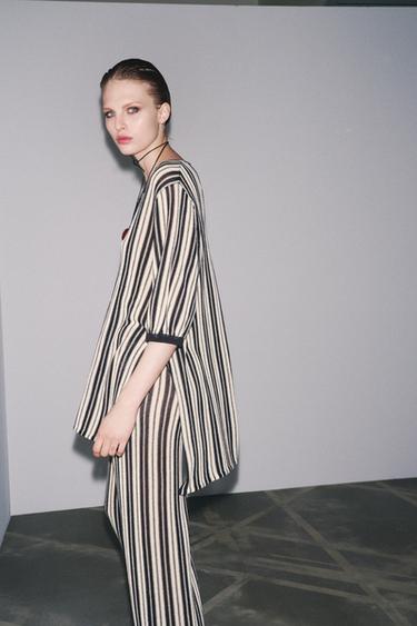 TOP EN MAILLE RAYÉ AVEC LIN - Écru / Noir de Zara - Image 2